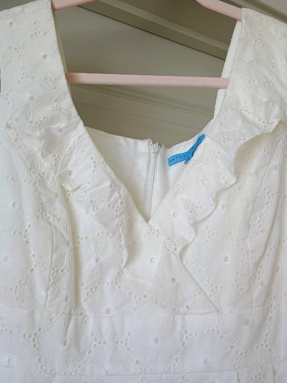 ๐ฎ๐BNWT ANTONIO MELANI WHITE FLORAL EYELET DRESS SLEEVELESS V NECK RUFFLE 12 - Picture 3 of 9